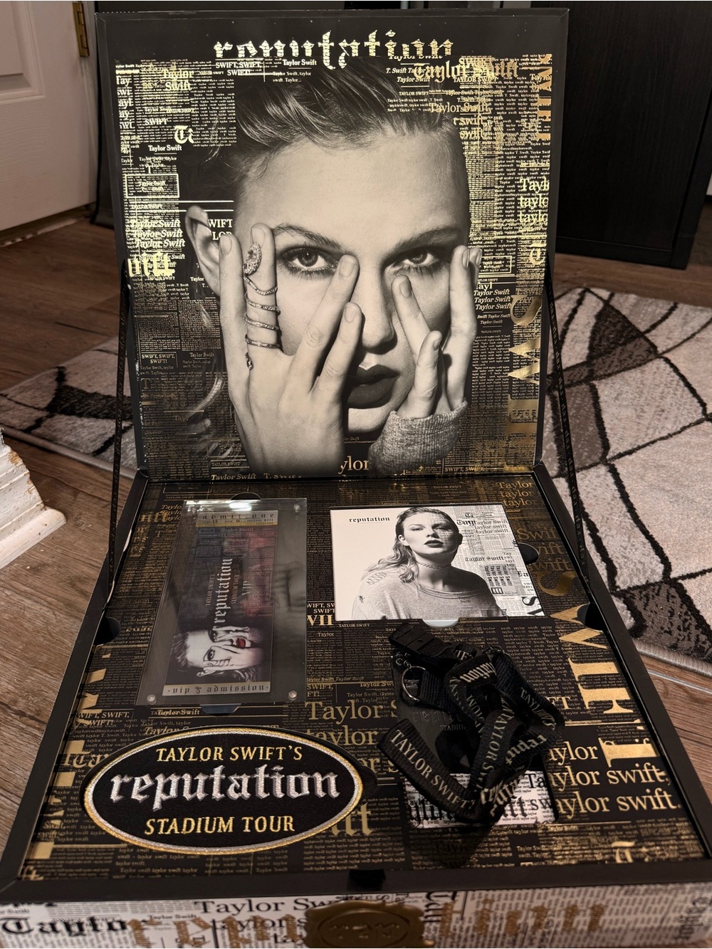 Taylor Swift Reputation VIP Box - Picture 4 of 5